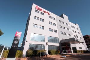 a white building with a sign on it at ibis Presidente Prudente Manoel Goulart in Presidente Prudente