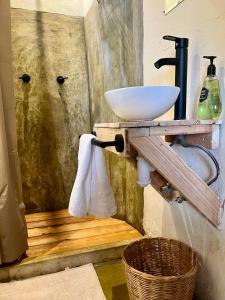 łazienka z umywalką i koszem w obiekcie Casa Cheleb w mieście San Cristóbal de Las Casas