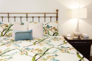 uma cama com colcha e almofadas florais em 5 KING BEDS, 1Q 1Full P/O NEWLY REMODELED 2800 sq ft em Knoxville