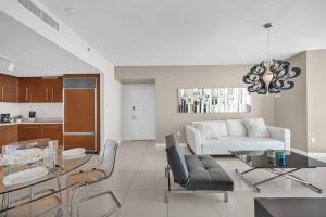 Ruang duduk di Water & Pool Views, One bedroom W hotel building