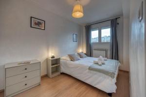 um quarto com uma cama, uma cómoda e uma janela em Le Boisé - Centre Ville / Calme em Grenoble