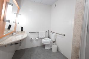 La salle de bains est pourvue de toilettes et d'un lavabo. dans l'établissement ibis Presidente Prudente Manoel Goulart, à Presidente Prudente