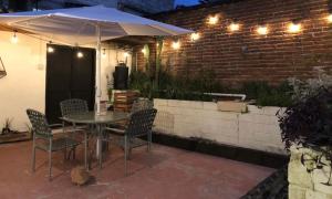 Casa Cheleb في سان كريستوبال دي لاس كازاس: فناء مع طاولة وكراسي ومظلة