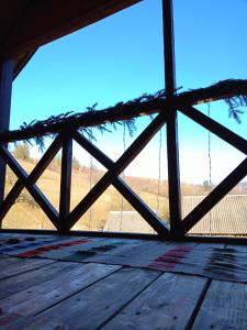 イズキにある"Відпочинок в Карпатах"の窓付きのポーチ内側からの眺め