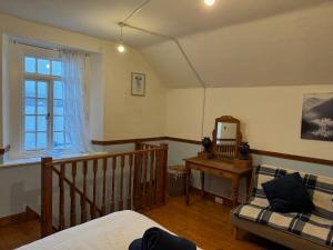 1 dormitorio con cama, sofá y ventana en Compton House 1, en Conwy
