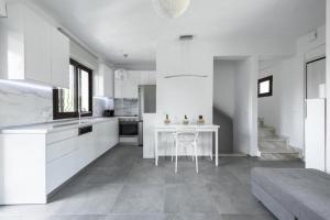 A kitchen or kitchenette at Elani Cactus House