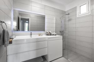 A bathroom at Elani Cactus House