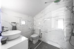 A bathroom at Elani Cactus House