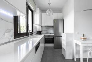 A kitchen or kitchenette at Elani Cactus House