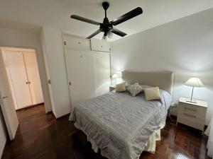une chambre avec un lit et un ventilateur de plafond dans l'établissement Departamento Pancho Ramirez, à Concordia 3 autres photos