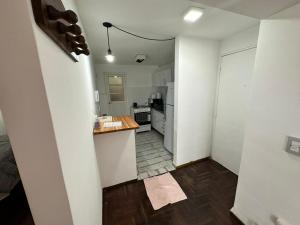 - une cuisine avec des murs blancs et un comptoir dans l'établissement Departamento Pancho Ramirez, à Concordia