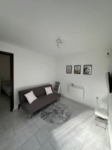una sala de estar con un sofá y una alfombra en Vientos de Alcornoque, en Alcalá de los Gazules
