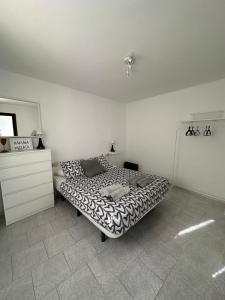 Un dormitorio con una cama y una cómoda. en Vientos de Alcornoque, en Alcalá de los Gazules