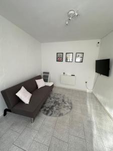 Una sala de estar con un sofá y un televisor. en Vientos de Alcornoque, en Alcalá de los Gazules
