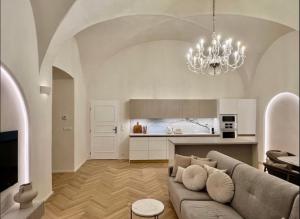 uma sala de estar com um sofá e um lustre em Exclusive Apartment in Praga em Praga