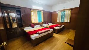 Hidden heritage ins في أوتي: غرفة نوم بها سريرين ومرآة