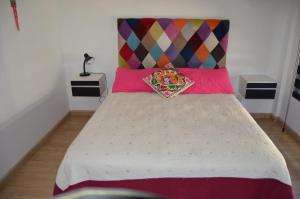 1 cama con cabecero colorido en una habitación en Cleopatra en Buenos Aires