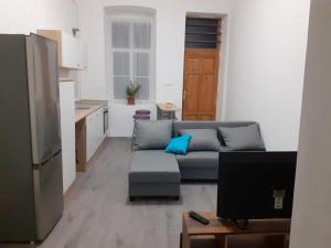 sala de estar con sofá y cocina en Fantomas*** N4 City Center Apartments 3 Bedroom + Living room en Szombathely