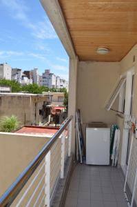 einen Balkon mit einem Kühlschrank an der Seite eines Gebäudes in der Unterkunft Cleopatra in Buenos Aires