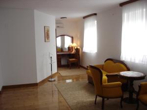 a living room with a couch and chairs and a table at Vila Punta in Šibuljina