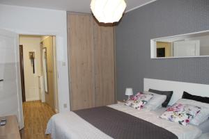 Łóżko lub łóżka w pokoju w obiekcie Sunny Adventure Baltic Apartament