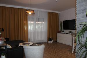 Telewizja i/lub zestaw kina domowego w obiekcie Sunny Adventure Baltic Apartament