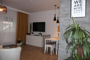 Telewizja i/lub zestaw kina domowego w obiekcie Sunny Adventure Baltic Apartament