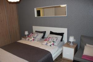 Łóżko lub łóżka w pokoju w obiekcie Sunny Adventure Baltic Apartament