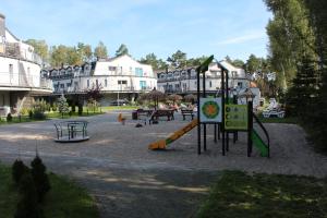 Plac zabaw dla dzieci w obiekcie Sunny Adventure Baltic Apartament
