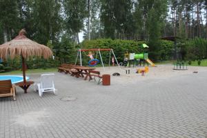 Plac zabaw dla dzieci w obiekcie Sunny Adventure Baltic Apartament