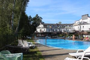 basen z leżakami i hotel w obiekcie Sunny Adventure Baltic Apartament w Pobierowie