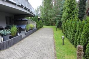 Ogród w obiekcie Sunny Adventure Baltic Apartament