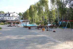 Plac zabaw dla dzieci w obiekcie Sunny Adventure Baltic Apartament