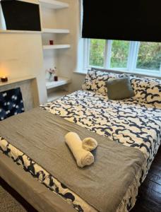 ein Schlafzimmer mit einem Bett mit zwei Handtüchern darauf in der Unterkunft Didsbury GEM ! FREE ONSITE PARKING ! STYLISH & CENTRAL in Manchester