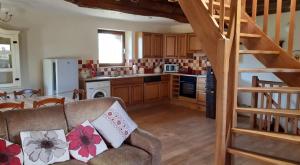 Kuchyň nebo kuchyňský kout v ubytování Le Moulin des Hiboux - Gite avec salle de jeux games room