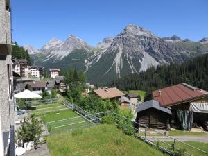 a view of a village with mountains in the background at Villa Franca U06 in Arosa