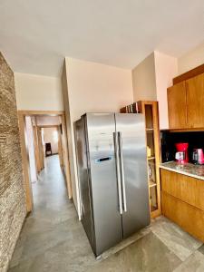 阿加迪爾的住宿－Sudresidence，厨房配有不锈钢冰箱