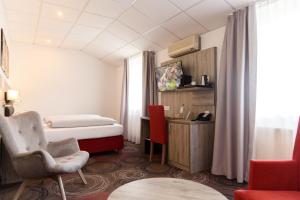een hotelkamer met een bed en een bureau bij Hotel Engelhorn in Leimen
