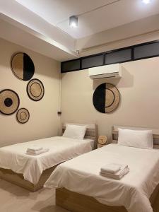twee bedden naast elkaar in een kamer bij Rema residence China town in Bangkok