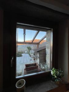 ventana en una habitación con chimenea de piedra en Villetta Vittoria -Country House-Il fienile en Pennabilli
