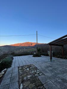 un patio de piedra con vistas a la montaña en Villetta Vittoria -Country House-Il fienile en Pennabilli