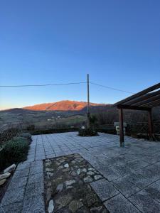 d'une terrasse en pierre avec vue sur la montagne. dans l'établissement Villetta Vittoria -Country House-Il fienile, à Pennabilli