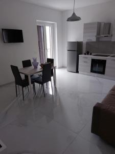 a kitchen and dining room with a table and chairs at Tenuta Casa Arsa in Montemarano