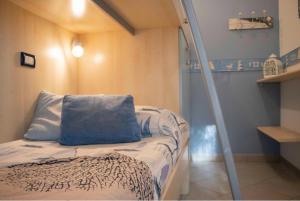 a bunk bed with a ladder in a room at Blue Marine - Trilocale con Smart Tv, WiFi Gratuito, Aria Condizionata, ideale per Famiglie in Varigotti