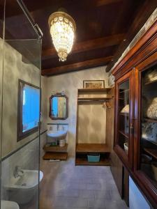 La salle de bains est pourvue d'une douche en verre et d'un lavabo. dans l'établissement Villetta Vittoria -Country House-Il fienile, à Pennabilli