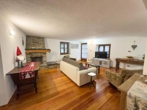 - un salon avec un canapé et une cheminée dans l'établissement Casa Vacanze Grand-Haury da Andrea 2, à Arvier