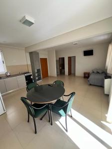 sala de estar con mesa y sillas en Apartamento Roma en Mar de Ajó