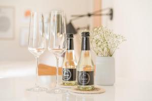 tre bottiglie di champagne e bicchieri di vino su un tavolo di Design-Studio "Fellhorn" im modernen Skandi-Stil a Oberstdorf