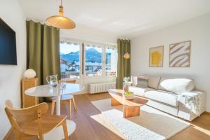 een woonkamer met een bank en een tafel bij Design-Studio "Fellhorn" im modernen Skandi-Stil in Oberstdorf