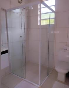 a glass shower in a bathroom with a toilet at Casa praias de São Gonçalo em Paraty RJ in Paraty